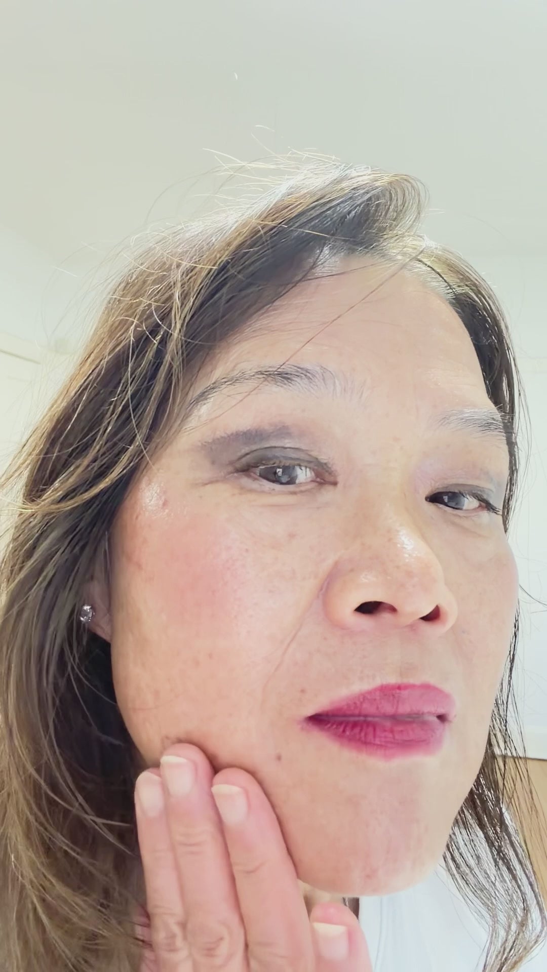 Jacqueline Koo  demonstrating the skin Glow 5 skincare 'Routine for mature skin